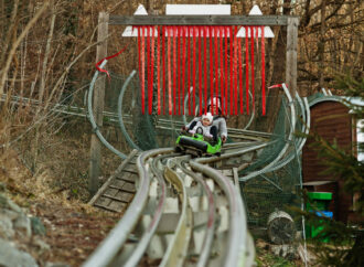 Rodeln im Sommer: Eine Familienwanderung zur Sommerrodelbahn am Tegelberg