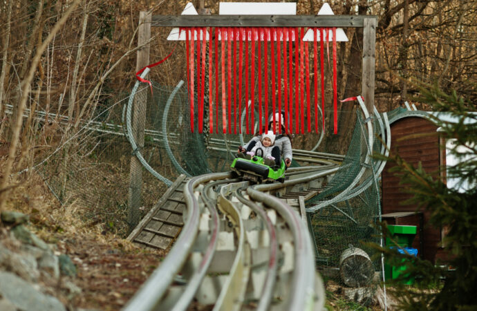 Rodeln im Sommer: Eine Familienwanderung zur Sommerrodelbahn am Tegelberg